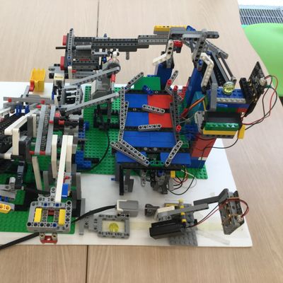 生徒による自由制作（ビー玉転がし装置）