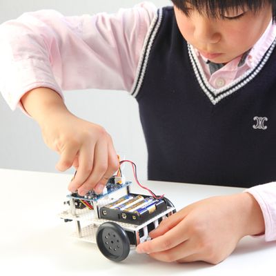 ロボットを組み立てる子ども