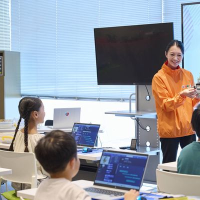 大きな画面に組立図やプログラムを映しながら授業が進んでいきます。