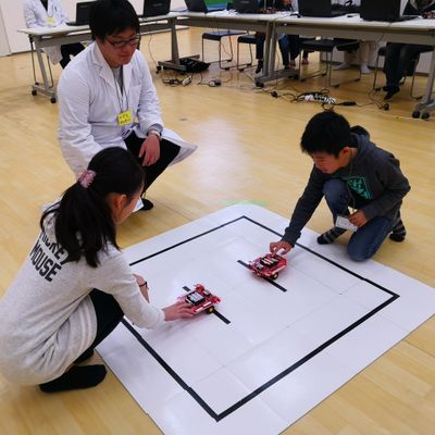 大人気のロボット相撲