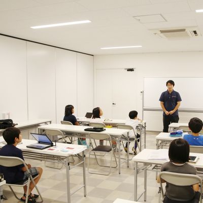 授業の最初と最後はきちんと挨拶！プログラミングがいくらできても礼節ができなければ人としてだめですよね。(2019年5月撮影)