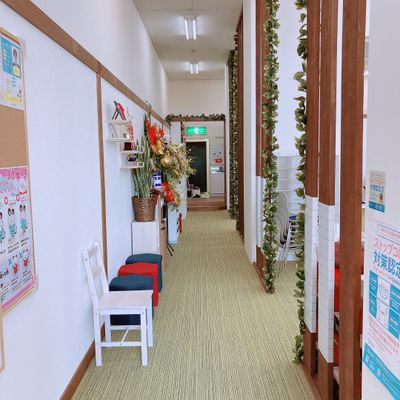 廊下、保護者見学スペース