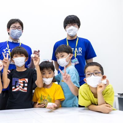 学校や学年が違う仲間と協力してプログラム作品を作っていきます