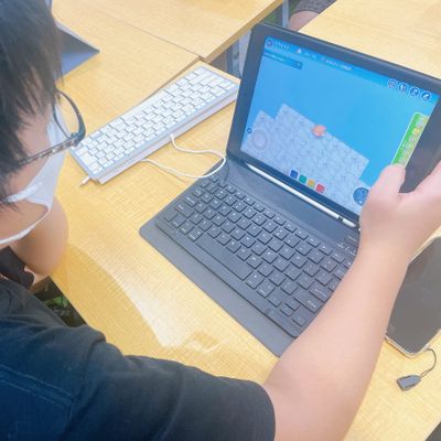 主人公をゴールさせるために、ロボットに指示を出しています。新たに道を作ったり、橋をかけたり、階段を作ったりと、その指示はお子様の想像により多岐にわたります。