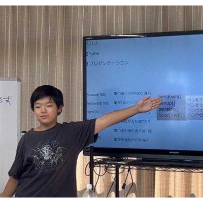Pythonクラスのプレゼンの様子。ロボットクラスからプレゼンを行っていただきます。Pythonクラスでは、プレゼン資料をスライドで作成してもらい、本格的なプレゼンに挑んでいただきます。