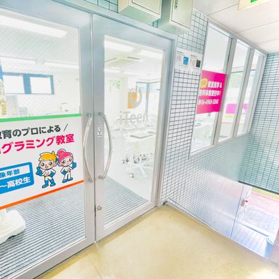 教室入り口！右側の扉から開けてね！