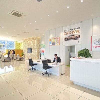 白を基調とした清潔感ある受付スペース