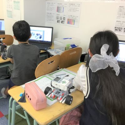 恵比寿校は元気よく和気あいあいとしながらも、お互いのロボットの良いところを取り入れたり切磋琢磨している生徒たちばかりです。