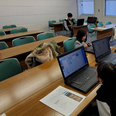 プログラミングやロボットレッスンで主に使用しているお部屋で7～10名程度のレッスン生を見ることが多いです。