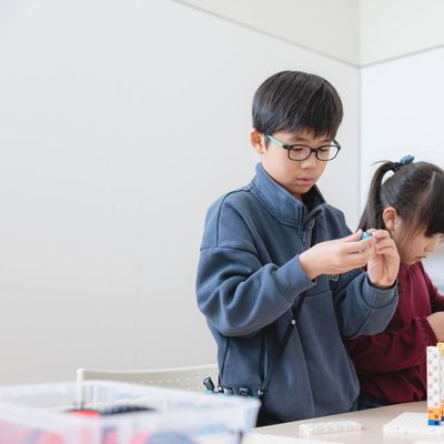 STEAM教育コースではブロックを使いものの仕組みを学びます