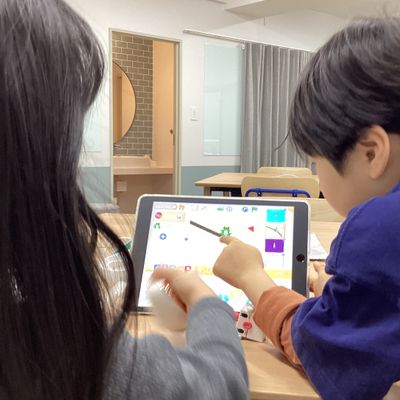 お友達の作ったゲームを一緒に楽しんでいる様子です。