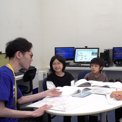 みんなで相談しながら企画書を作っています