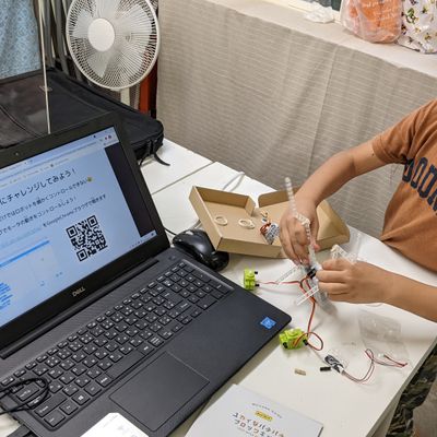 授業の様子：ロボット組み立て中