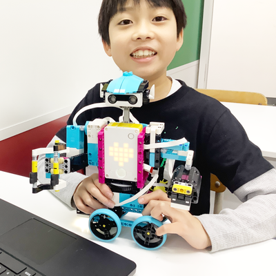 ゴールドコース（小学5年生）の授業の様子。段階的に高度なプログラミングへとつなげていきます。競技を通してセンサーと条件分岐を用いた中級プログラミング、パソコンを使ってのデータプレゼンテーション手法。