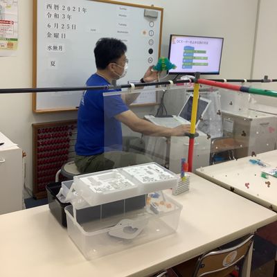 先生も子供たちと一緒にこのレッスンを楽しんでいます！