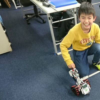 完成したMindstorms®EV3で大喜び