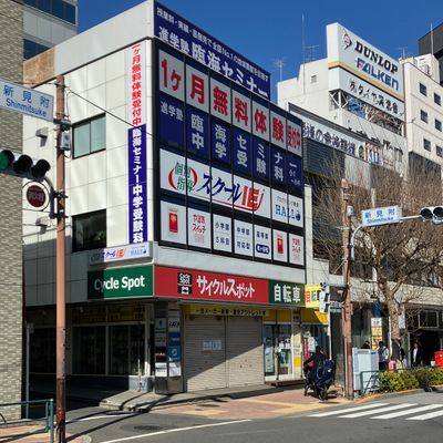 教室外観です。１階の自転車屋さんが目印です