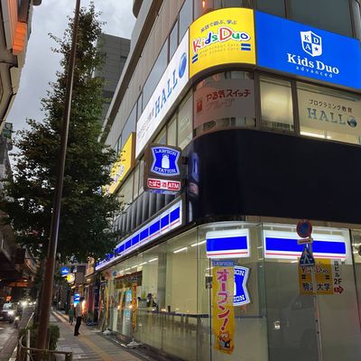 国道246号沿いに教室がございます。ローソンさんの入っているビルの２階です！専用駐輪場もございます。
