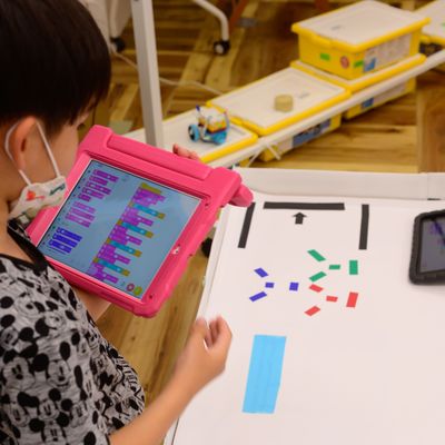タブレットで、プログラミング（Scratch）を組んでもらい、ロボットを動かしていただきます。