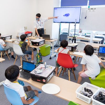 新型コロナウイルス感染症対策として、対面形式によらない机の配置も実施（撮影：2020年8月）