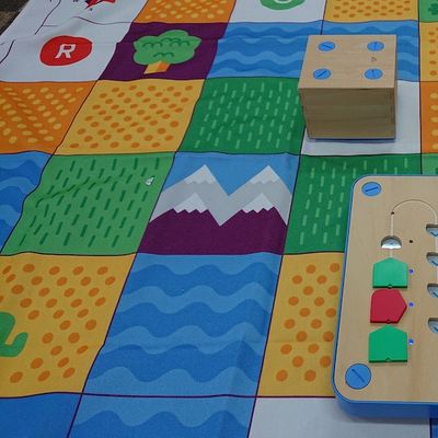 幼児はキュベットを使って木の玩具でプログラミングを学びます