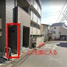 写真のところから奥に入ると、階段がありますので、3階までお越しください。