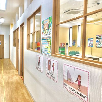 【教室内写真】子どもたちが気持ちよく過ごせるように明るく清潔な室内です。