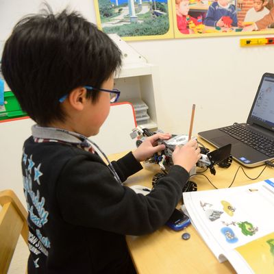 プログラムと動きを観察し、問題解決に取り組みます。
