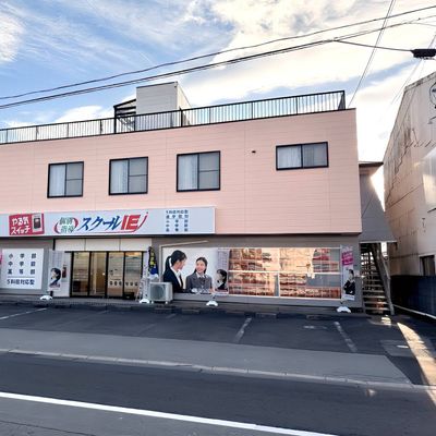 大通り沿いなので夜でも安心。駐車場と駐輪場もあります