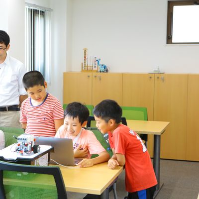 プログラムをみんなでシェアしている様子