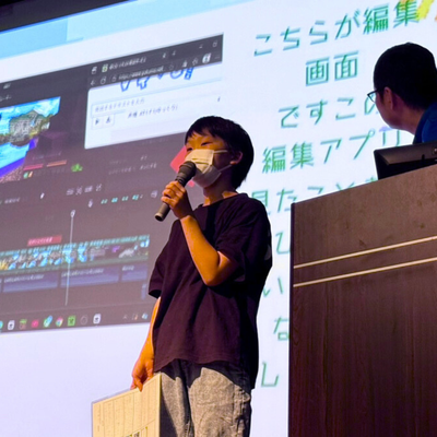 毎年開催のプログラミング発表会。みんなの前でプレゼン頑張ています。