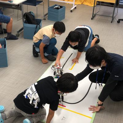 神宮前校レッスン風景です。小学生1年生-高校生まで活躍しています。体系的にカリキュラムが組まれていますので中学生、レッスンの進度が進むと高校生も参加の可能性があります。