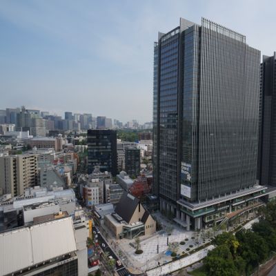 JR飯田橋駅西口から徒歩2分、飯田橋グラン・ブルーム　サクラテラス1階にございます。