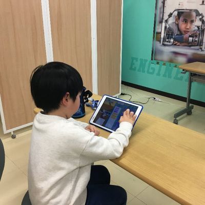 プログラミングはじっくり考えながら取り組んで、自身で答えに辿り着ける様にコーチングして行きます。