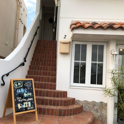 パン屋さんの建物2階に教室があります。外階段から上がって来てね♪窓を開けると良い匂いが入ってきます♪