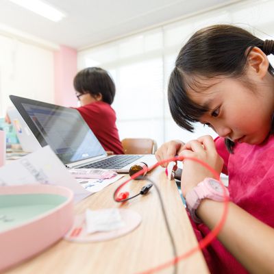 プログラミングとものづくりに真剣な表情で取り組みます