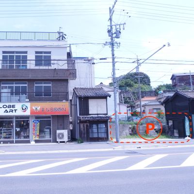 アフリカ雑貨屋の一角で、駐車場も3台分あります。