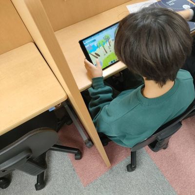 真ん中に先生が座るので、わからないところはいつでも教えてもらえます。