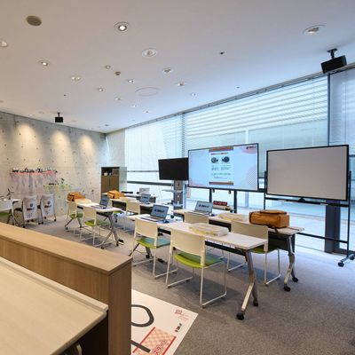教室には６人程度の生徒とその保護者が入ることができます。