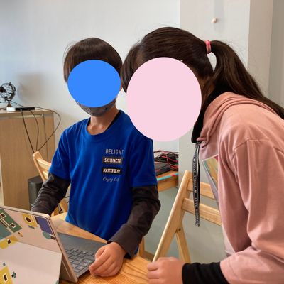 男女のペアでもうまく協力しています