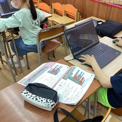 集中してプログラミング中……