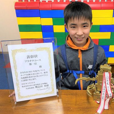 Crefusあざみ野校は2021年4月に開校した新しい教室です！広々とした空間で壁面一面はガラス窓になっているので、日当たりの良い教室です。