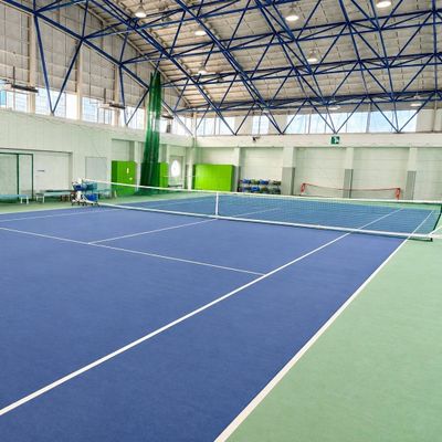 天井が高く、開放感たっぷりの屋内コートです✨