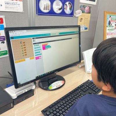 小学生男子がHourofCodeでプログラミング