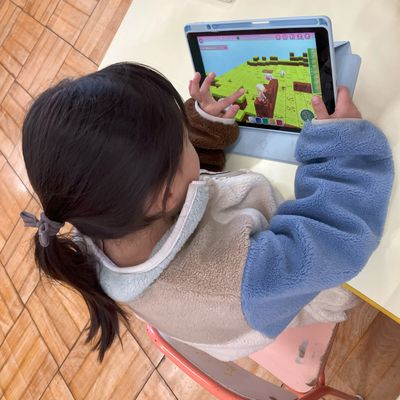 タブレットを使用、ゲーム感覚でプログラミングの基礎を学べます。
