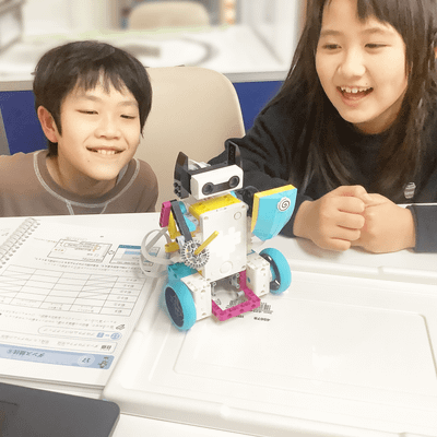 シルバーコース（小学4年生）の授業の様子。パソコンやタブレットを使ってプログラミングを行います。