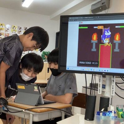 チームで制作したオリジナルゲームをプレゼンする様子