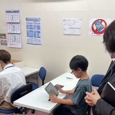 分からない事があればすぐに先生に聞けます。