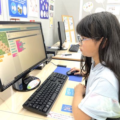 小学生の女の子も楽しくプログラミング！