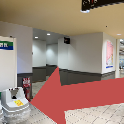 熱中症対策のため、授業中の水分補給を推奨しています。水筒持ち込み可能です。教室前に自動販売機もございます。